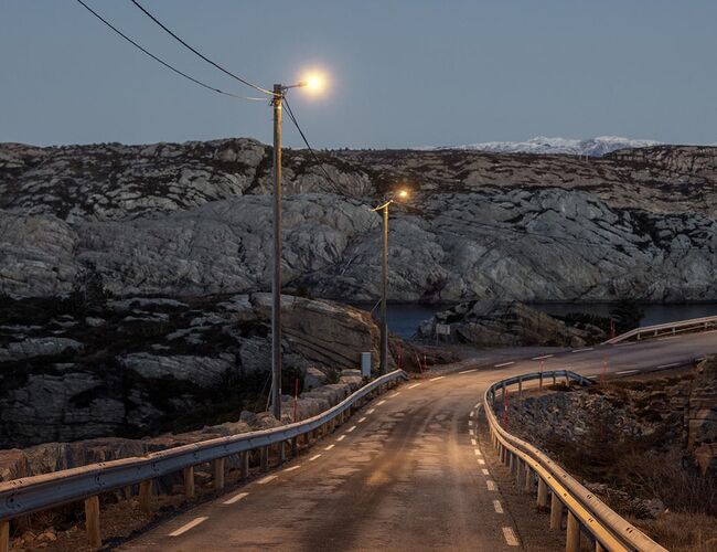 I høst ble et hundretalls veilys i Øygarden kommune oppgradert. Målet er å skifte ut ytterligere 10 000 armaturer i Bergen og Nord-Hordaland i løpet av 2026. Foto: Helge Skodvin/Signify I høst ble et hundretalls veilys i Øygarden kommune oppgradert. Målet er å skifte ut ytterligere 10 000 armaturer i Bergen og Nord-Hordaland i løpet av 2026. Foto: Helge Skodvin/Signify