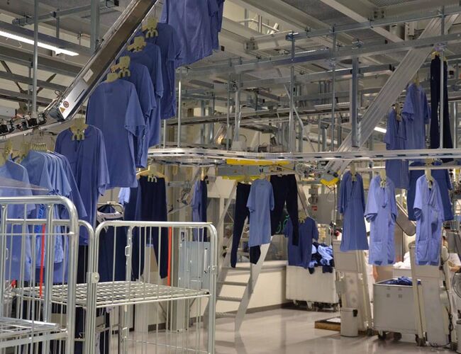 Elis vaskeri AS avdeling Bergen er et Svanemerket vaskeri som oppfyller strenge miljøkrav til vaskeprosesser, kjemikaliebruk og energiforbruk. Foto: Svanemerket Elis vaskeri AS avdeling Bergen er et Svanemerket vaskeri som oppfyller strenge miljøkrav til vaskeprosesser, kjemikaliebruk og energiforbruk. Foto: Svanemerket