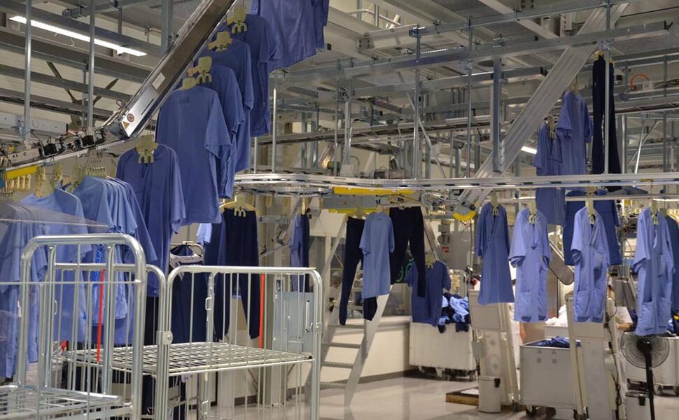 Elis vaskeri AS avdeling Bergen er et Svanemerket vaskeri som oppfyller strenge miljøkrav til vaskeprosesser, kjemikaliebruk og energiforbruk. Foto: Svanemerket Elis vaskeri AS avdeling Bergen er et Svanemerket vaskeri som oppfyller strenge miljøkrav til vaskeprosesser, kjemikaliebruk og energiforbruk. Foto: Svanemerket