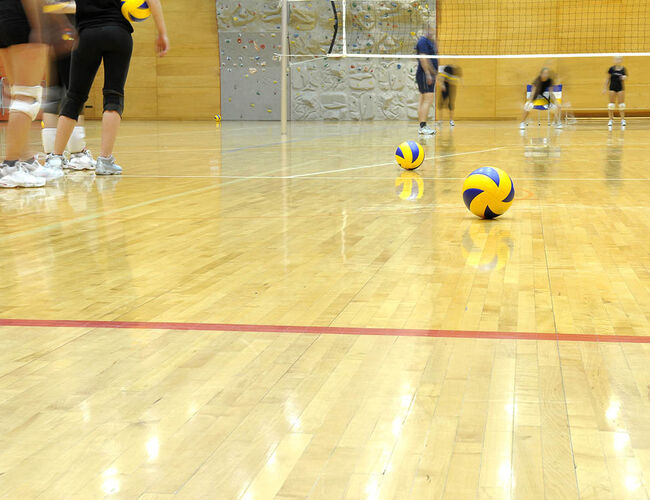 Fotballhaller, håndballhaller, friidrettsbaner, gymsaler og tilsvarende kan bli svanemerket. Det kan også ulike sportsarrangementer. Foto: Getty Images