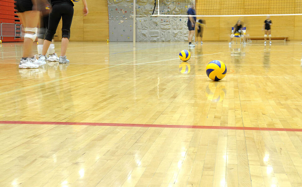 Fotballhaller, håndballhaller, friidrettsbaner, gymsaler og tilsvarende kan bli svanemerket. Det kan også ulike sportsarrangementer. Foto: Getty Images Fotballhaller, håndballhaller, friidrettsbaner, gymsaler og tilsvarende kan bli svanemerket. Det kan også ulike sportsarrangementer. Foto: Getty Images