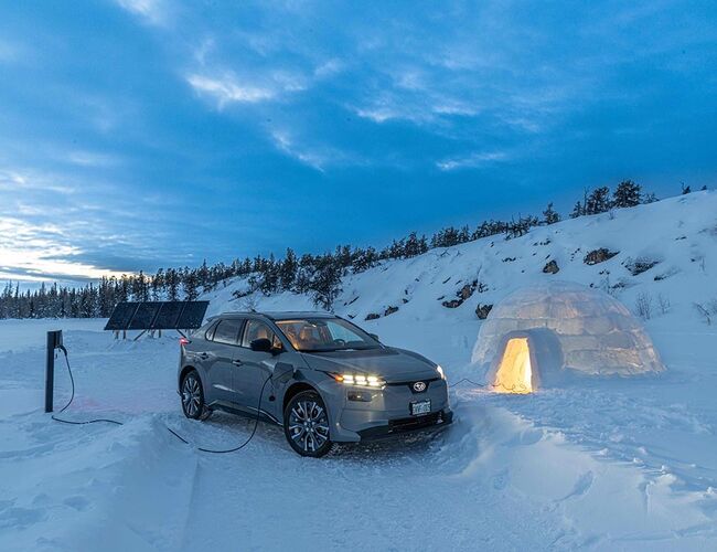 Under demonstrasjonen ble elbilen brukt som energikilde og leverte strøm til lys inne i en iglo. Det illustrerer hvordan elbilbatterier kan fungere som mobile energibærere i områder med begrenset energitilgang. Foto: Easee