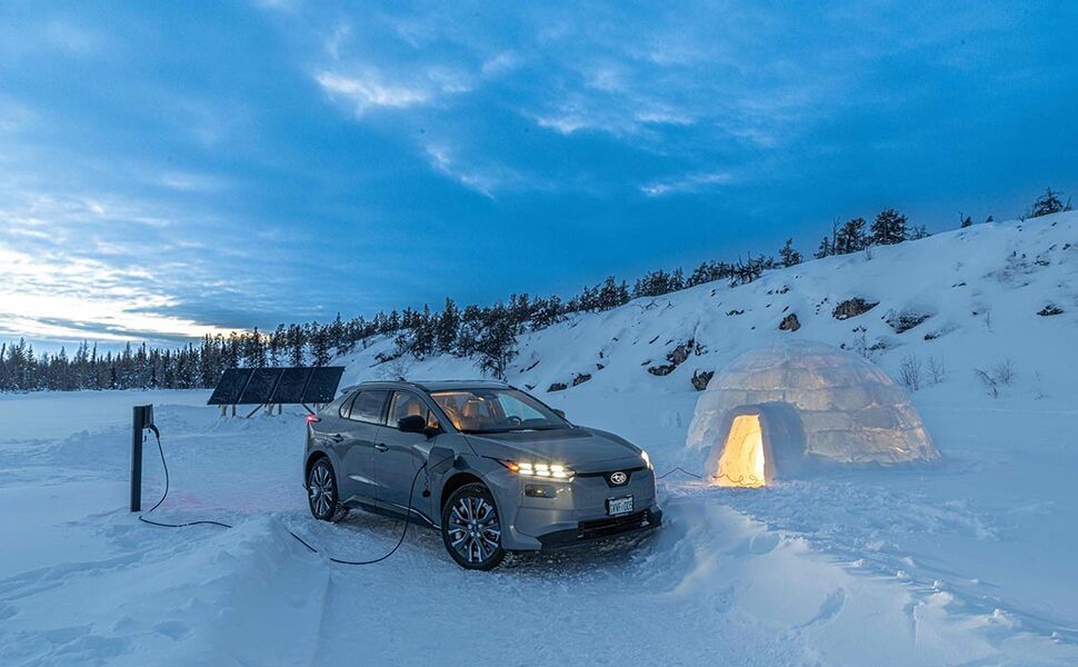 Under demonstrasjonen ble elbilen brukt som energikilde og leverte strøm til lys inne i en iglo. Det illustrerer hvordan elbilbatterier kan fungere som mobile energibærere i områder med begrenset energitilgang. Foto: Easee Under demonstrasjonen ble elbilen brukt som energikilde og leverte strøm til lys inne i en iglo. Det illustrerer hvordan elbilbatterier kan fungere som mobile energibærere i områder med begrenset energitilgang. Foto: Easee