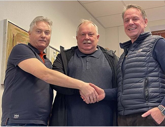 Fra venstre: Anders Clausen, daglig leder Nord-Rogaland Blikk & Ventilasjon; Tor Arne Bua, styreleder Nord-Rogaland Blikk & Ventilasjon og Bjørn Tollefsen, konsernsjef Helgevold Gruppen og Tekni Gruppen. Foto: Helgevold Gruppen