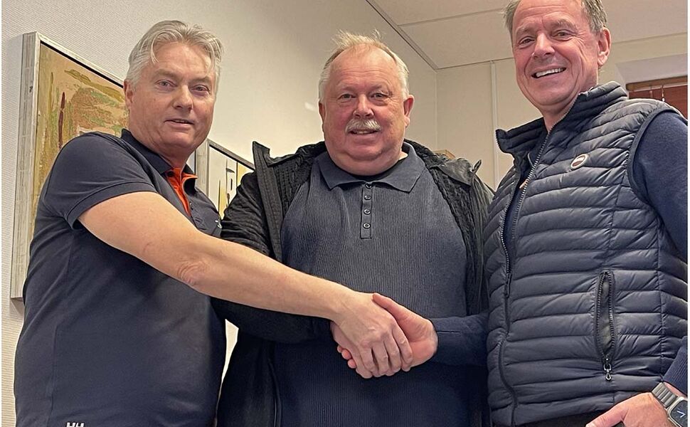 Fra venstre: Anders Clausen, daglig leder Nord-Rogaland Blikk & Ventilasjon; Tor Arne Bua, styreleder Nord-Rogaland Blikk & Ventilasjon og Bjørn Tollefsen, konsernsjef Helgevold Gruppen og Tekni Gruppen. Foto: Helgevold Gruppen Fra venstre: Anders Clausen, daglig leder Nord-Rogaland Blikk & Ventilasjon; Tor Arne Bua, styreleder Nord-Rogaland Blikk & Ventilasjon og Bjørn Tollefsen, konsernsjef Helgevold Gruppen og Tekni Gruppen. Foto: Helgevold Gruppen