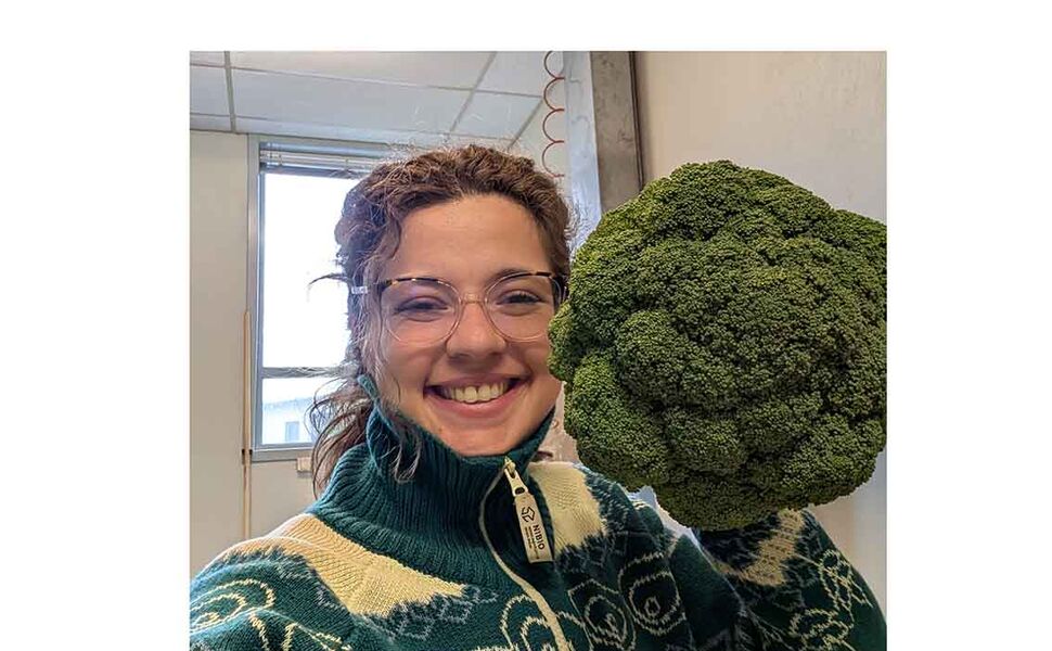 Carolina Palma forklarer at oppvarming av jorda kan forlenge vekstsesongen, og gjøre det mulig å ha to innhøstinger av brokkoli og andre grønnsaker i én vekstsesong. Foto: Carolina Palma / NIBIO Carolina Palma forklarer at oppvarming av jorda kan forlenge vekstsesongen, og gjøre det mulig å ha to innhøstinger av brokkoli og andre grønnsaker i én vekstsesong. Foto: Carolina Palma / NIBIO