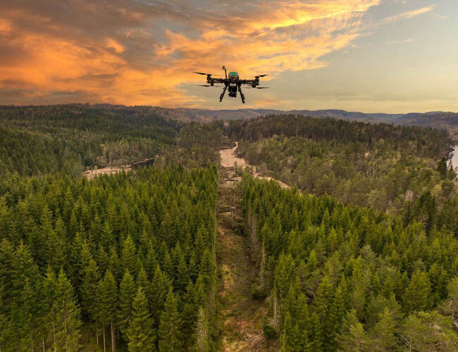 Glitre Nett sjekker hvert år linjenettet ved bruk av drone. Dette er en del av nettselskapets kontinuerlige arbeid for å sikre en pålitelig strømforsyning. Foto: Glitre Nett