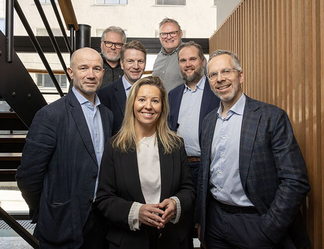 Fra venstre bak: Georg Tvedt og Jon Tveiten. Fra venstre i midten: Tom-Freddy Andreassen og Kenneth Høgevold. Fra venstre foran: Frank Mathillas, Oda T. Gipling og John Vincent Haugen. Foto: Norsk Fjernvarme og Overskuddsenergi