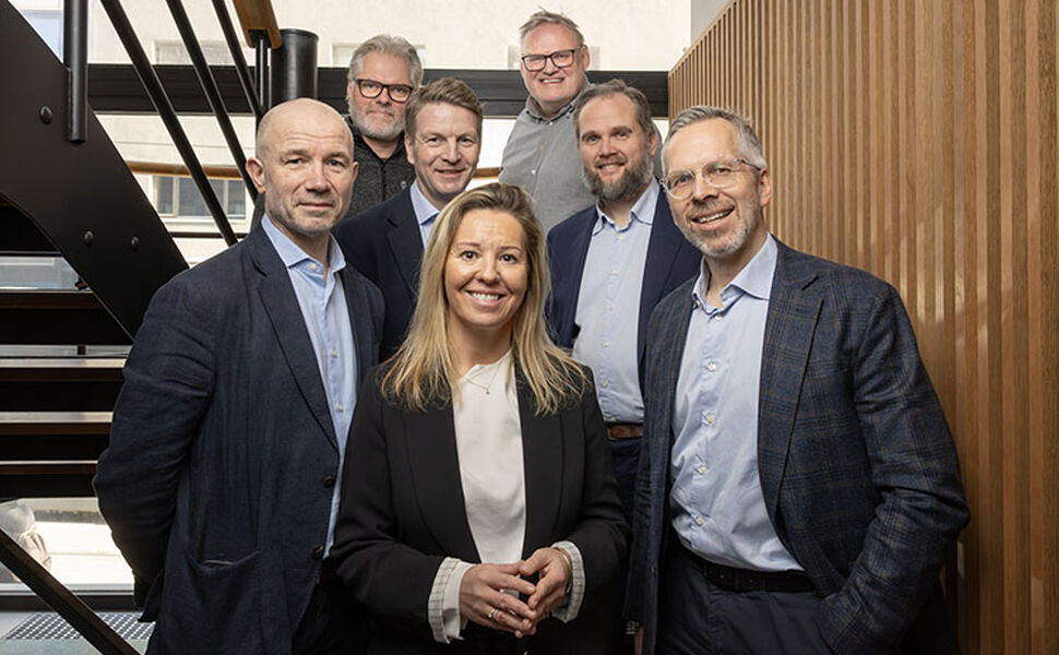 Fra venstre bak: Georg Tvedt og Jon Tveiten. Fra venstre i midten: Tom-Freddy Andreassen og Kenneth Høgevold. Fra venstre foran: Frank Mathillas, Oda T. Gipling og John Vincent Haugen. Foto: Norsk Fjernvarme og Overskuddsenergi Fra venstre bak: Georg Tvedt og Jon Tveiten. Fra venstre i midten: Tom-Freddy Andreassen og Kenneth Høgevold. Fra venstre foran: Frank Mathillas, Oda T. Gipling og John Vincent Haugen. Foto: Norsk Fjernvarme og Overskuddsenergi