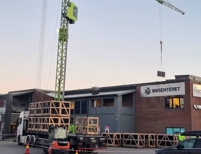 Kraning av solcellepaneler på Bøsenteret. Foto: Bøsenteret