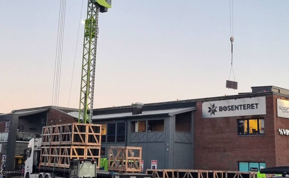 Kraning av solcellepaneler på Bøsenteret. Foto: Bøsenteret Kraning av solcellepaneler på Bøsenteret. Foto: Bøsenteret