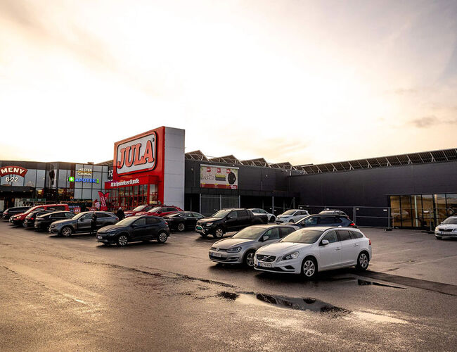 Solcelleanlegget på tak og fasade i Tjøllingveien 45 kan produsere opp til 500 000 kWh i året Foto: Sunday Power Solcelleanlegget på tak og fasade i Tjøllingveien 45 kan produsere opp til 500 000 kWh i året Foto: Sunday Power