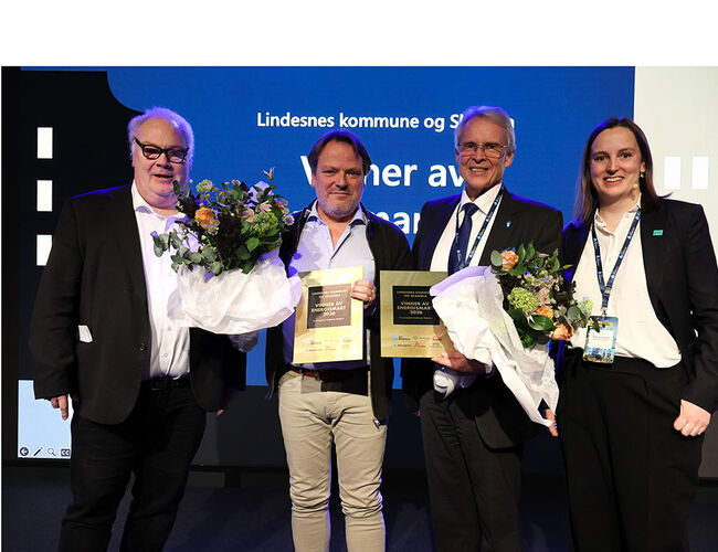 Energismartprisen 2026 er tildelt Lindesnes kommune og Skanska. Fra venstre Bård Folke Fredriksen, administrerende direktør i NBBL; Erik Sandnes, prosjektleder i Skanska, Kyrre Jordbakke rådmann i Lindesnes kommune og Marie Loe Halvorsen næringspolitisk direktør i Elektroforeningen. Foto: Linn Martinsen Kise, Elektroforeningen Energismartprisen 2026 er tildelt Lindesnes kommune og Skanska. Fra venstre Bård Folke Fredriksen, administrerende direktør i NBBL; Erik Sandnes, prosjektleder i Skanska, Kyrre Jordbakke rådmann i Lindesnes kommune og Marie Loe Halvorsen næringspolitisk direktør i Elektroforeningen. Foto: Linn Martinsen Kise, Elektroforeningen