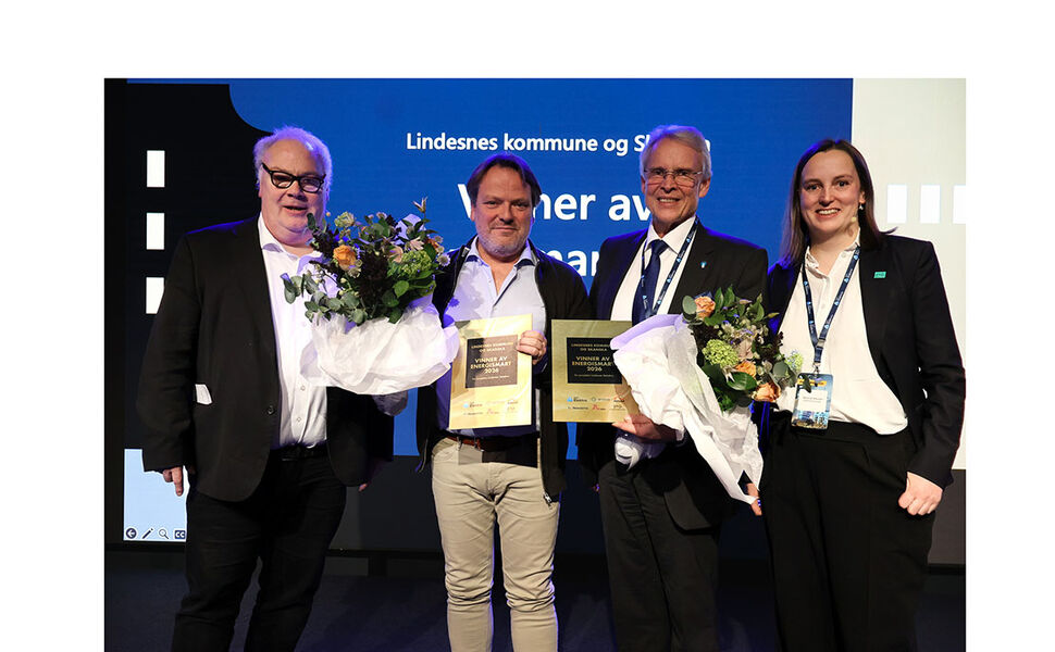 Energismartprisen 2026 er tildelt Lindesnes kommune og Skanska. Fra venstre Bård Folke Fredriksen, administrerende direktør i NBBL; Erik Sandnes, prosjektleder i Skanska, Kyrre Jordbakke rådmann i Lindesnes kommune og Marie Loe Halvorsen næringspolitisk direktør i Elektroforeningen. Foto: Linn Martinsen Kise, Elektroforeningen