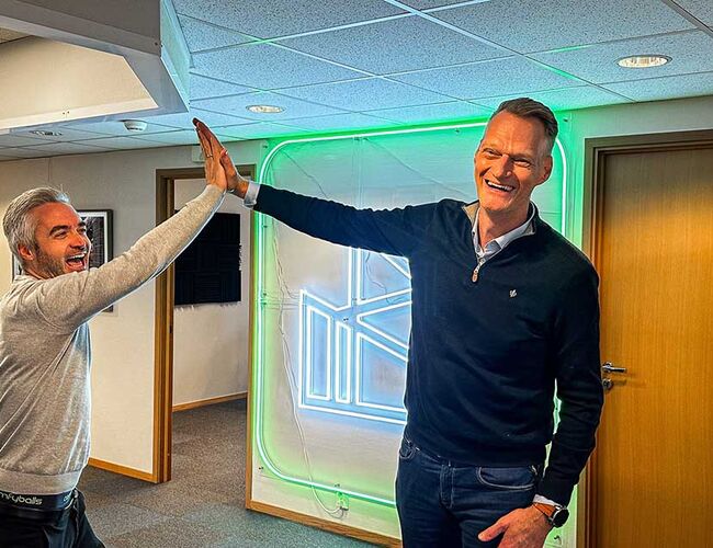 Fra venstre: Tommy Hagenes, Energy Control og Kjartan Kopren fra Noova. Foto: Energy Control Fra venstre: Tommy Hagenes, Energy Control og Kjartan Kopren fra Noova. Foto: Energy Control