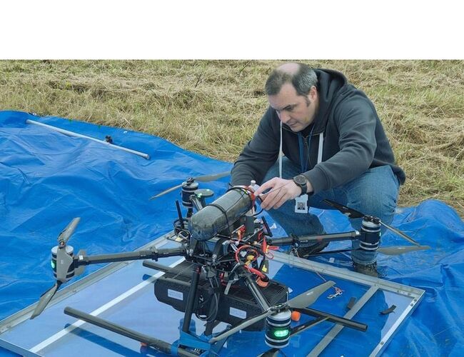 Federico Zenith arbeider med drone med lang rekkevidde. Den er bygd på dronelaboratoriet til SINTEF Industri. Foto: SINTEF