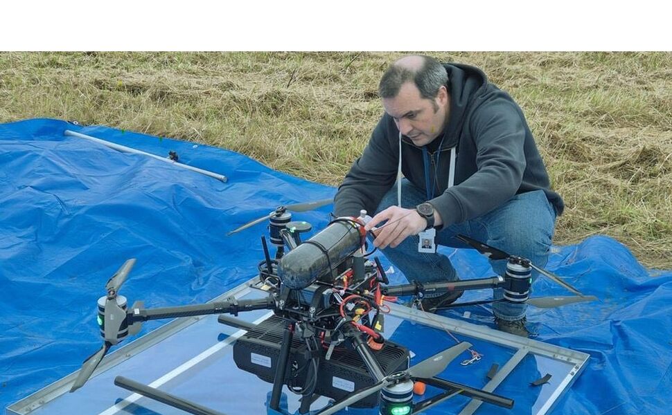 Federico Zenith arbeider med drone med lang rekkevidde. Den er bygd på dronelaboratoriet til SINTEF Industri. Foto: SINTEF