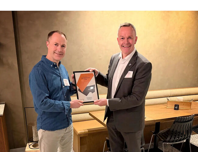 Produksjonssjef Øystein Rastad i Veas mottok bærekraftsprisen fra administrerende direktør Øivind Brevik i Samfunnsbedriftene. Foto: Steinar Q. Andersen