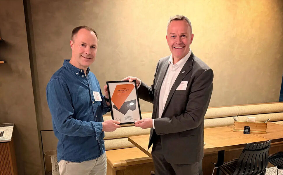 Produksjonssjef Øystein Rastad i Veas mottok bærekraftsprisen fra administrerende direktør Øivind Brevik i Samfunnsbedriftene. Foto: Steinar Q. Andersen