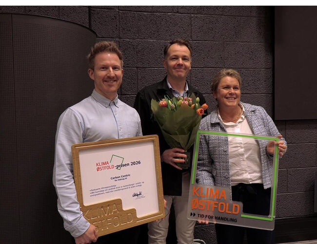 Daglig leder Fredrik Häger og kommersiell direktør Kenneth Juul i Carbon Centric og Rakkestad-ordfører Karoline Fjeldstad. Foto: Klima Østfold v/Martin Norderhaug Daglig leder Fredrik Häger og kommersiell direktør Kenneth Juul i Carbon Centric og Rakkestad-ordfører Karoline Fjeldstad. Foto: Klima Østfold v/Martin Norderhaug