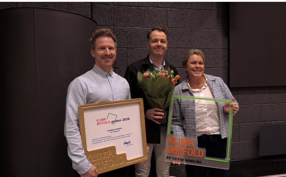 Daglig leder Fredrik Häger og kommersiell direktør Kenneth Juul i Carbon Centric og Rakkestad-ordfører Karoline Fjeldstad. Foto: Klima Østfold v/Martin Norderhaug