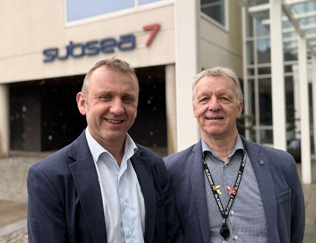 Tord Helland i Lyse Neo (til venstre) ønsker at flere bygg konvertes til fjernvarme. Til høyre på bildet Hans Olavesen i Subsea 7. Foto: Lyse