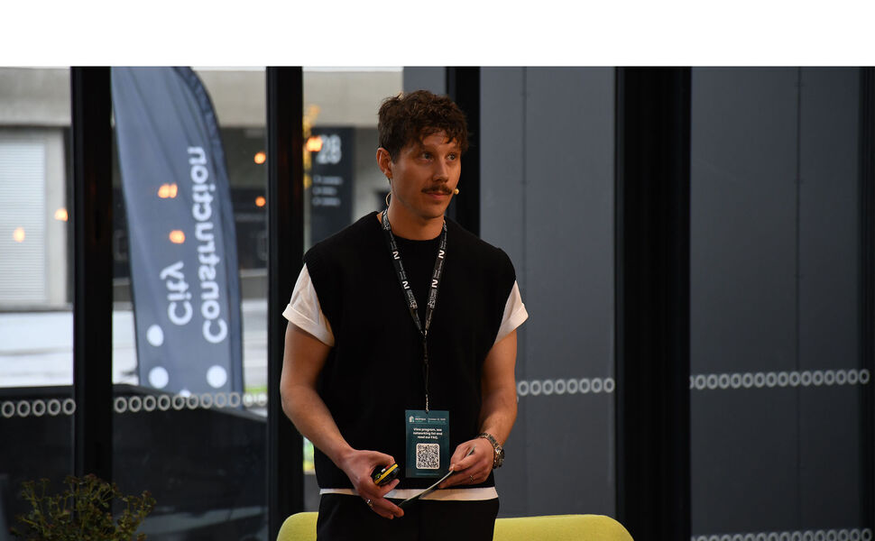 – Hvis vi skal få til endringer i stor skala, må vi finansiere renovering av den eksisterende bygningsmassen. Det er her den store gevinsten ligger, sier Axel Stenbom, produktstrateg i EG. Foto: EG