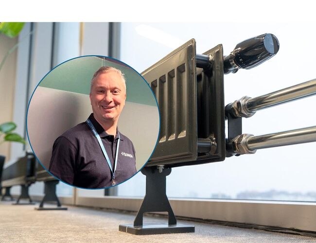 Radiatorer koblet til et vannbårent anlegg sørger for jevn og energieffektiv oppvarming, der riktig vannkvalitet er avgjørende for anleggets ytelse og levetid. I bildet er Erik Bratbakken, serviceleder i Bravida. Foto: Bravida