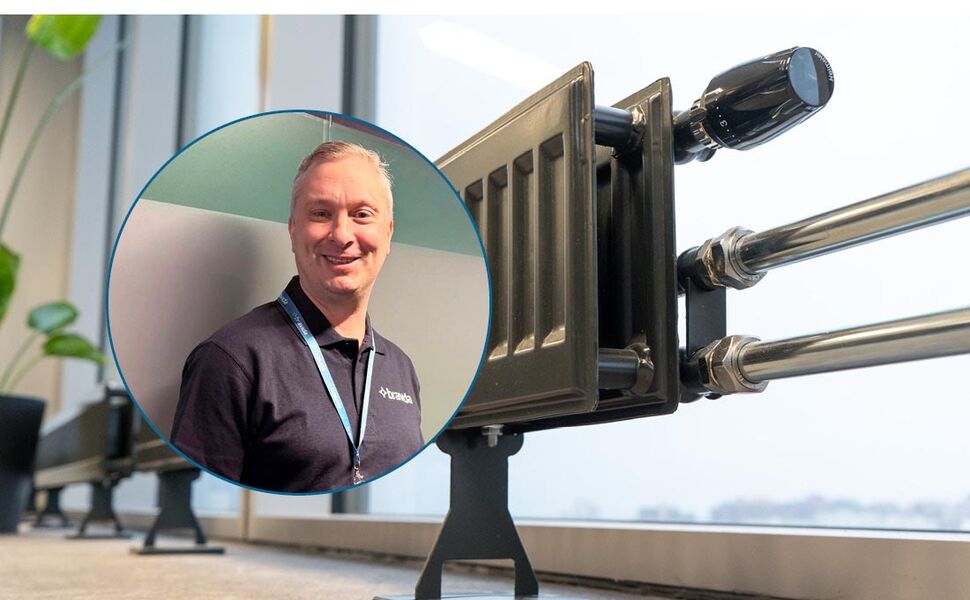 Radiatorer koblet til et vannbårent anlegg sørger for jevn og energieffektiv oppvarming, der riktig vannkvalitet er avgjørende for anleggets ytelse og levetid. I bildet er Erik Bratbakken, serviceleder i Bravida. Foto: Bravida
