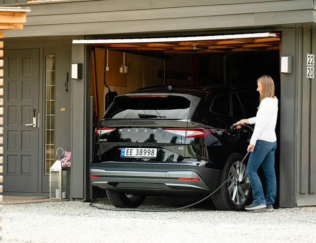 De fleste elbilister lader bilen mest hjemme. Med dagens høye drivstoffpriser gir det store besparelser den som kjører elbil. Foto: Jamieson Pothecary, Norsk elbilforening