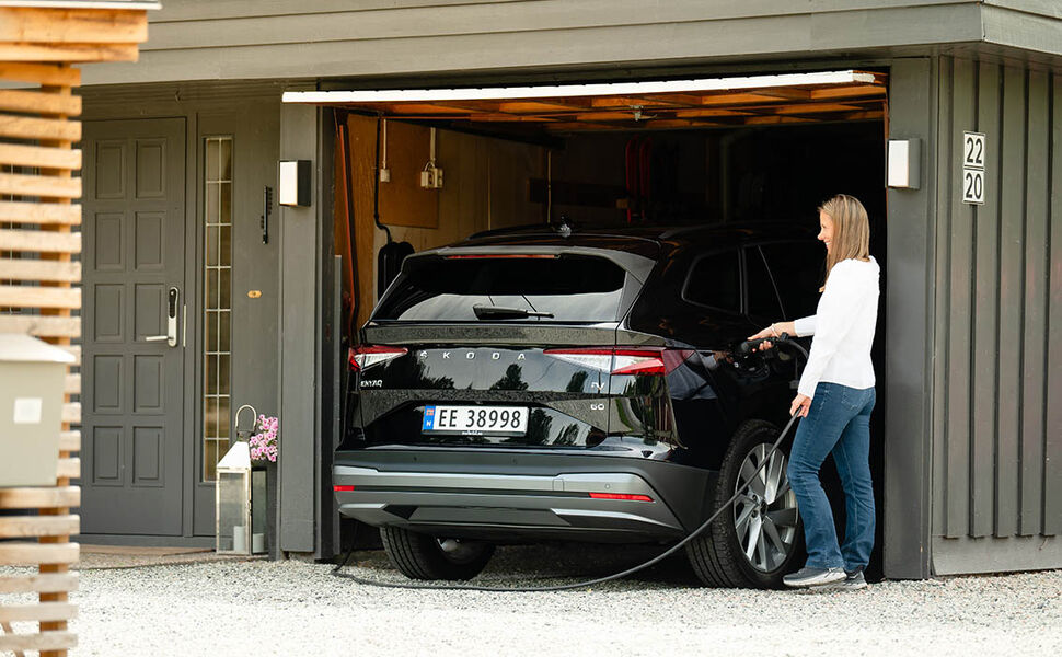 De fleste elbilister lader bilen mest hjemme. Med dagens høye drivstoffpriser gir det store besparelser den som kjører elbil. Foto: Jamieson Pothecary, Norsk elbilforening