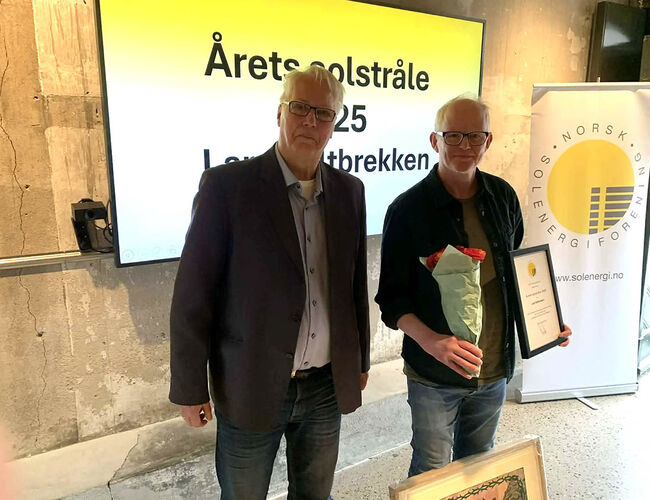 Prisvinner Lars Haltbrekken (til høyre) og daglig leder i Norsk Solenergiforening Yngvar Søetorp. Foto: Norsk Solenergiforening