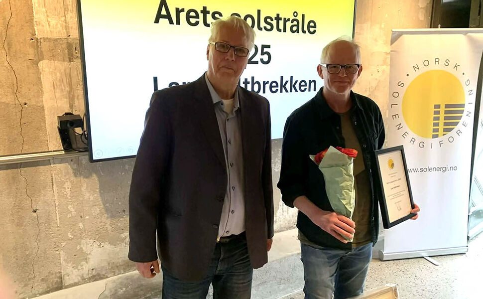 Prisvinner Lars Haltbrekken til høyre på bildet. Foto: Norsk Solenergiforening