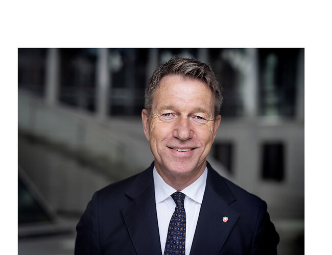 – Overskuddsvarme er en stor og underutnyttet energiressurs, sier energiminister Terje Aasland. Foto: Regjeringen