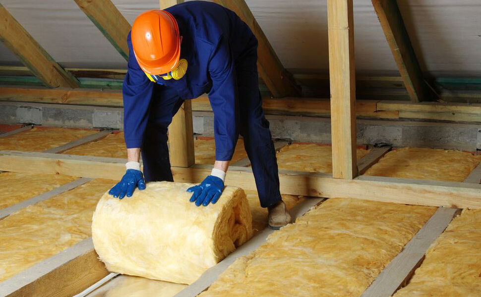 Etterisolering av tak og loft er blant flere nye tiltak som Enova nå støtter for å gjøre boliger mer energieffektive. Foto: irin-k/Shutterstock