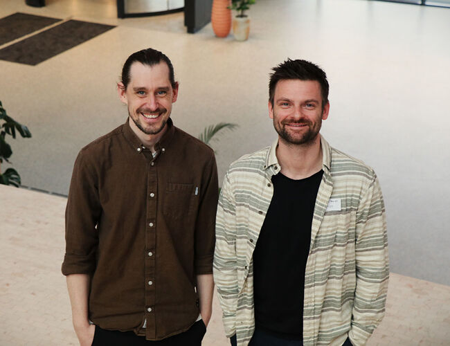 Fra venstre Niklas Pedersen prosjektleder for klima og miljø i Construction City Cluster og John Clauss seniorforsker i SINTEF. Foto: Rodas Tadese Sibahtu Fra venstre Niklas Pedersen prosjektleder for klima og miljø i Construction City Cluster og John Clauss seniorforsker i SINTEF. Foto: Rodas Tadese Sibahtu