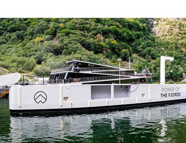 Den flytende batteripakken muliggjør hurtiglading av fergen «Future of The Fjords». Foto: Norwaysbest.com/Sverre Hjørnevik