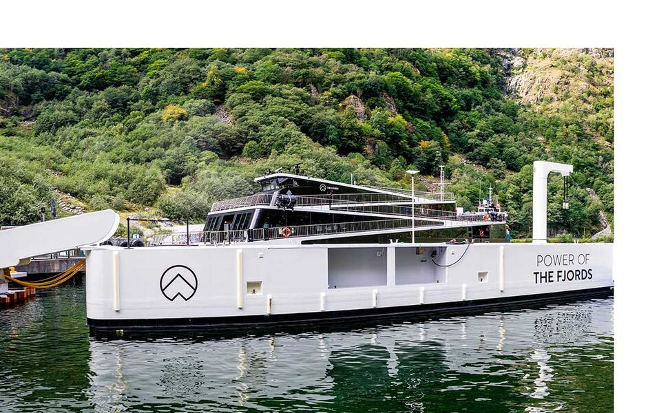 Den flytende batteripakken muliggjør hurtiglading av fergen «Future of The Fjords». Foto: Norwaysbest.com/Sverre Hjørnevik