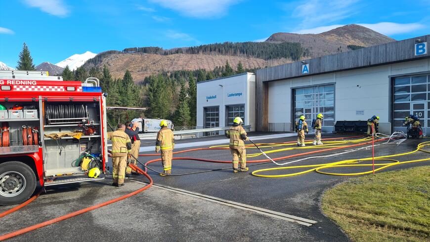 Brannmannskap driv sløkking på Melsgjerdet