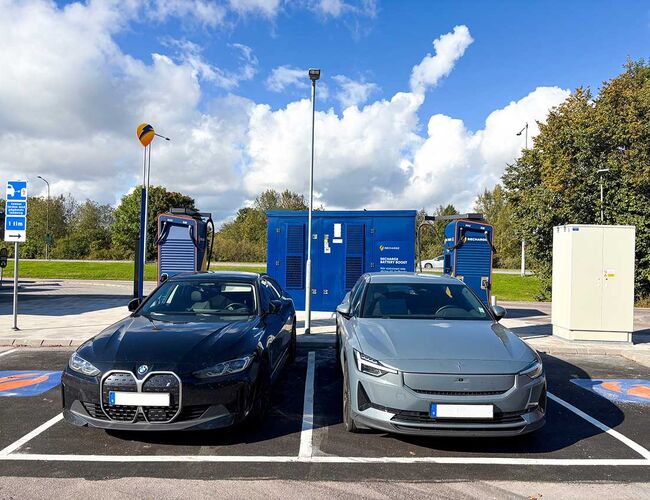 Energilagringsenhet ved hurtigladerstasjon i Sverige.  Foto: Recharge