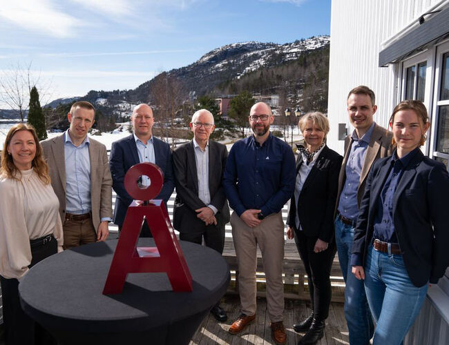 Fredag 20. mars ble leverandøravtaler for 1 milliard kroner signert på Skjerka i Åseral. Fra venstre Guro Knapstadt og Simen Vogt-Svendsen i Aker Solutions, Jan Erik Eldor i Å Energi, Nils Ottesen i Ingeteam Indar Macines, Jon Arne Grønli i Andritz Hydro, ordfører Inger Lise Lund Stulien, Anders Haugen i Veidekke Entreprenør og Fanny Ludescher i Andritz Hydro. Foto: Å Energi Fredag 20. mars ble leverandøravtaler for 1 milliard kroner signert på Skjerka i Åseral. Fra venstre Guro Knapstadt og Simen Vogt-Svendsen i Aker Solutions, Jan Erik Eldor i Å Energi, Nils Ottesen i Ingeteam Indar Macines, Jon Arne Grønli i Andritz Hydro, ordfører Inger Lise Lund Stulien, Anders Haugen i Veidekke Entreprenør og Fanny Ludescher i Andritz Hydro. Foto: Å Energi