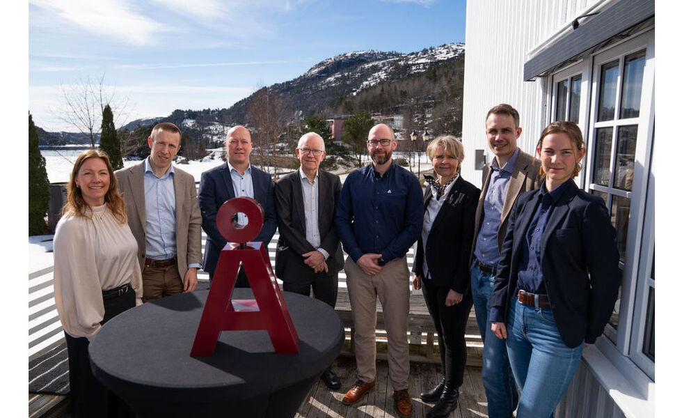Fredag 20. mars ble leverandøravtaler for 1 milliard kroner signert på Skjerka i Åseral. Fra venstre Guro Knapstadt og Simen Vogt-Svendsen i Aker Solutions, Jan Erik Eldor i Å Energi, Nils Ottesen i Ingeteam Indar Macines, Jon Arne Grønli i Andritz Hydro, ordfører Inger Lise Lund Stulien, Anders Haugen i Veidekke Entreprenør og Fanny Ludescher i Andritz Hydro. Foto: Å Energi Fredag 20. mars ble leverandøravtaler for 1 milliard kroner signert på Skjerka i Åseral. Fra venstre Guro Knapstadt og Simen Vogt-Svendsen i Aker Solutions, Jan Erik Eldor i Å Energi, Nils Ottesen i Ingeteam Indar Macines, Jon Arne Grønli i Andritz Hydro, ordfører Inger Lise Lund Stulien, Anders Haugen i Veidekke Entreprenør og Fanny Ludescher i Andritz Hydro. Foto: Å Energi