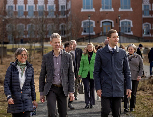 Klima- og miljøminister Andreas Bjelland Eriksen på NMBU fredag sammen med NMBU-rektor Solve Sæbø og Mina-dekan Ågot Aakra i fremste rekke (fra høyre). Bak skimter vi (fra venstre) NIBIOs forskningsdirektør Per Stålnacke i samtale med Mari Sundli Tveit, administrerende direktør i Norges Forskningsråd (NFR) og Eva Falleth, områdedirektør for bærekraftig utvikling i NFR. Foto: Tommy Normann NMBU