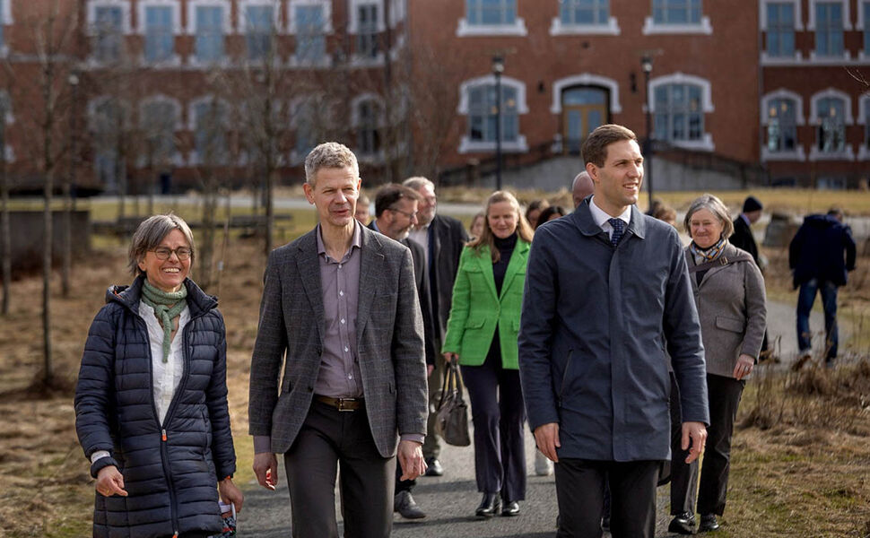 Klima- og miljøminister Andreas Bjelland Eriksen på NMBU fredag sammen med NMBU-rektor Solve Sæbø og Mina-dekan Ågot Aakra i fremste rekke (fra høyre). Bak skimter vi (fra venstre) NIBIOs forskningsdirektør Per Stålnacke i samtale med Mari Sundli Tveit, administrerende direktør i Norges Forskningsråd (NFR) og Eva Falleth, områdedirektør for bærekraftig utvikling i NFR. Foto: Tommy Normann NMBU Klima- og miljøminister Andreas Bjelland Eriksen på NMBU fredag sammen med NMBU-rektor Solve Sæbø og Mina-dekan Ågot Aakra i fremste rekke (fra høyre). Bak skimter vi (fra venstre) NIBIOs forskningsdirektør Per Stålnacke i samtale med Mari Sundli Tveit, administrerende direktør i Norges Forskningsråd (NFR) og Eva Falleth, områdedirektør for bærekraftig utvikling i NFR. Foto: Tommy Normann NMBU