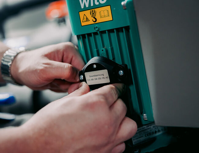 Installasjonen av vibrasjonssensorer krever ingen store inngrep. De monteres rett på de ulike enhetene i et anlegg. Foto: Soundsensing Installasjonen av vibrasjonssensorer krever ingen store inngrep. De monteres rett på de ulike enhetene i et anlegg. Foto: Soundsensing