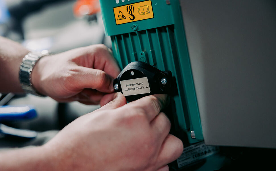 Installasjonen av vibrasjonssensorer krever ingen store inngrep. De monteres rett på de ulike enhetene i et anlegg. Foto: Soundsensing Installasjonen av vibrasjonssensorer krever ingen store inngrep. De monteres rett på de ulike enhetene i et anlegg. Foto: Soundsensing