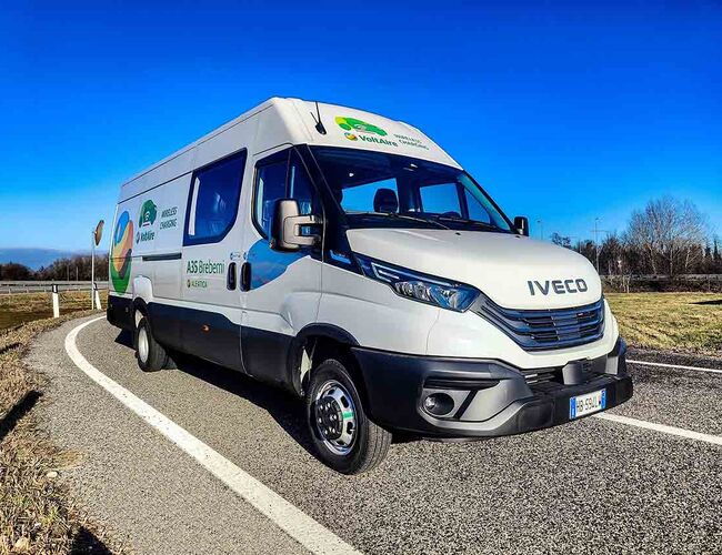 Ved å kombinere IVECOs eDaily-plattform med Dynamic Wireless Power Transfer-teknologi viser IVECO hvordan elektriske kjøretøy i fremtiden kan lades direkte i veibanen. Nå testes et av de første nye kjøretøyene på motorveien A35 Brebemi i Italia. Foto: IVECO