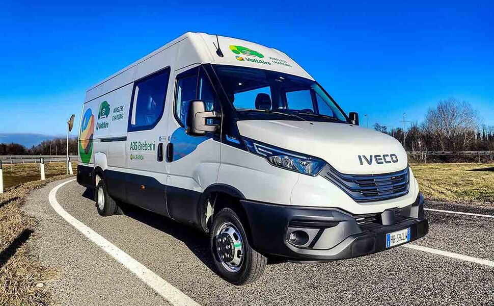 Ved å kombinere IVECOs eDaily-plattform med Dynamic Wireless Power Transfer-teknologi viser IVECO hvordan elektriske kjøretøy i fremtiden kan lades direkte i veibanen. Nå testes et av de første nye kjøretøyene på motorveien A35 Brebemi i Italia. Foto: IVECO