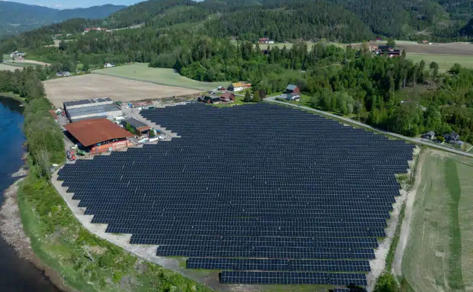 Engene solkraftverk i Larvik er bygget på grått areal, og et eksempel på solkraftverk vi trenger flere av. Foto: Kjell Løyland/Skagerak Energi Engene solkraftverk i Larvik er bygget på grått areal, og et eksempel på solkraftverk vi trenger flere av. Foto: Kjell Løyland/Skagerak Energi