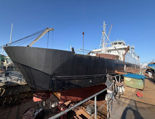 De tidligere dieselbilfergene MF Jotunheim og MF Hjørungavåg (sistnevnte på bildet) bygges om til batteridrevne. De blir nå klargjort for å settes i drift på Geirangerfjorden i juni i år. Fergene er blant 41 000 prosjekter Enova støttet i 2025. Foto: Linn Runa Kvalvåg/Vestlandske Trafikk